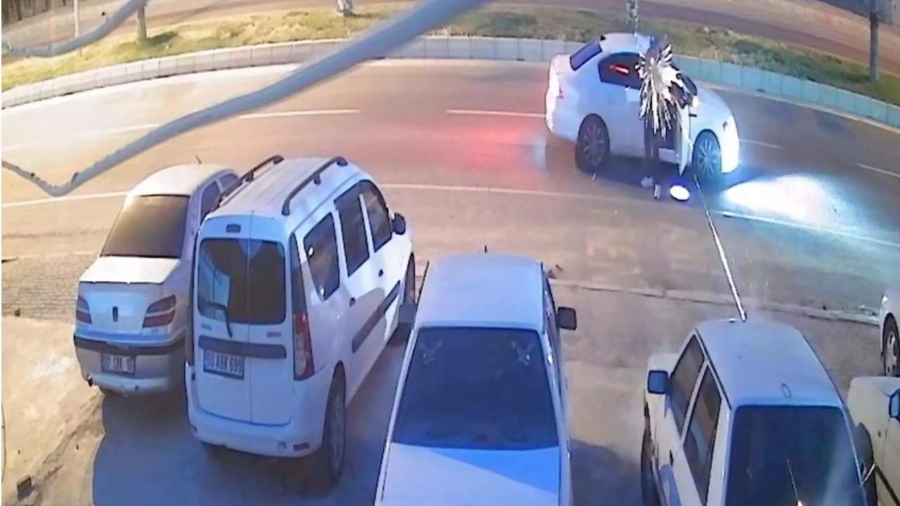 Şanlıurfa'nın Akçakale ilçesinde bir oto galeriye uzun namlulu tüfekle ateş açıldı