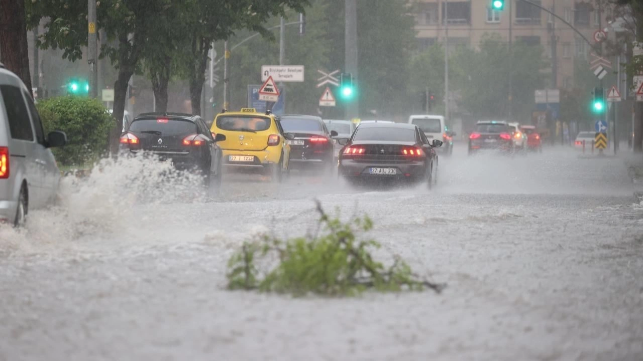 Sıcaklıklar 7 derece birden düşecek! Meteoroloji bu illere sel uyarısı yaptı