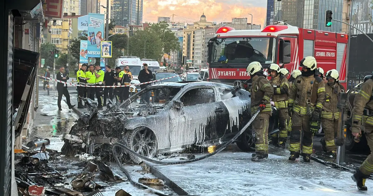 Şişli'de iş yerine giren otomobil yangın çıkardı