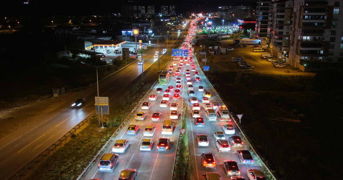 Tatilciler dönüş yolunda. Trafik kilometrelerce uzadı