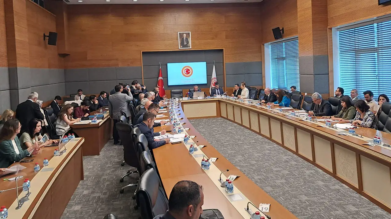 TBMM Okullarda Şiddeti Araştırma Komisyonu... Vekiller ve sendikacılar komisyonu terk etti