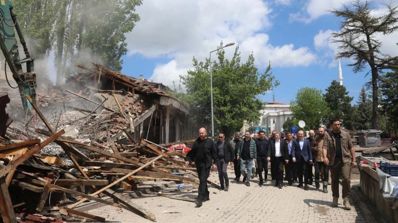 TBMM Plan ve Bütçe Komisyonu Başkanı Muş, sel yaşanan Havza'da incelemede bulundu