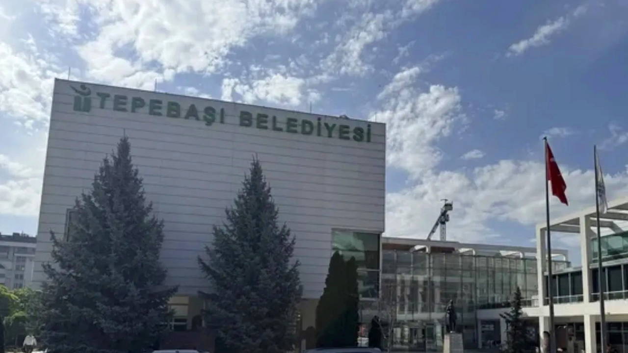 Tepebaşı Belediyesi'ne operasyon: Gözaltına alınan 25 kişi adliyeye sevk edildi