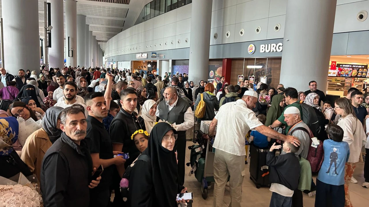 Türk hacıların yurda dönüşü başladı