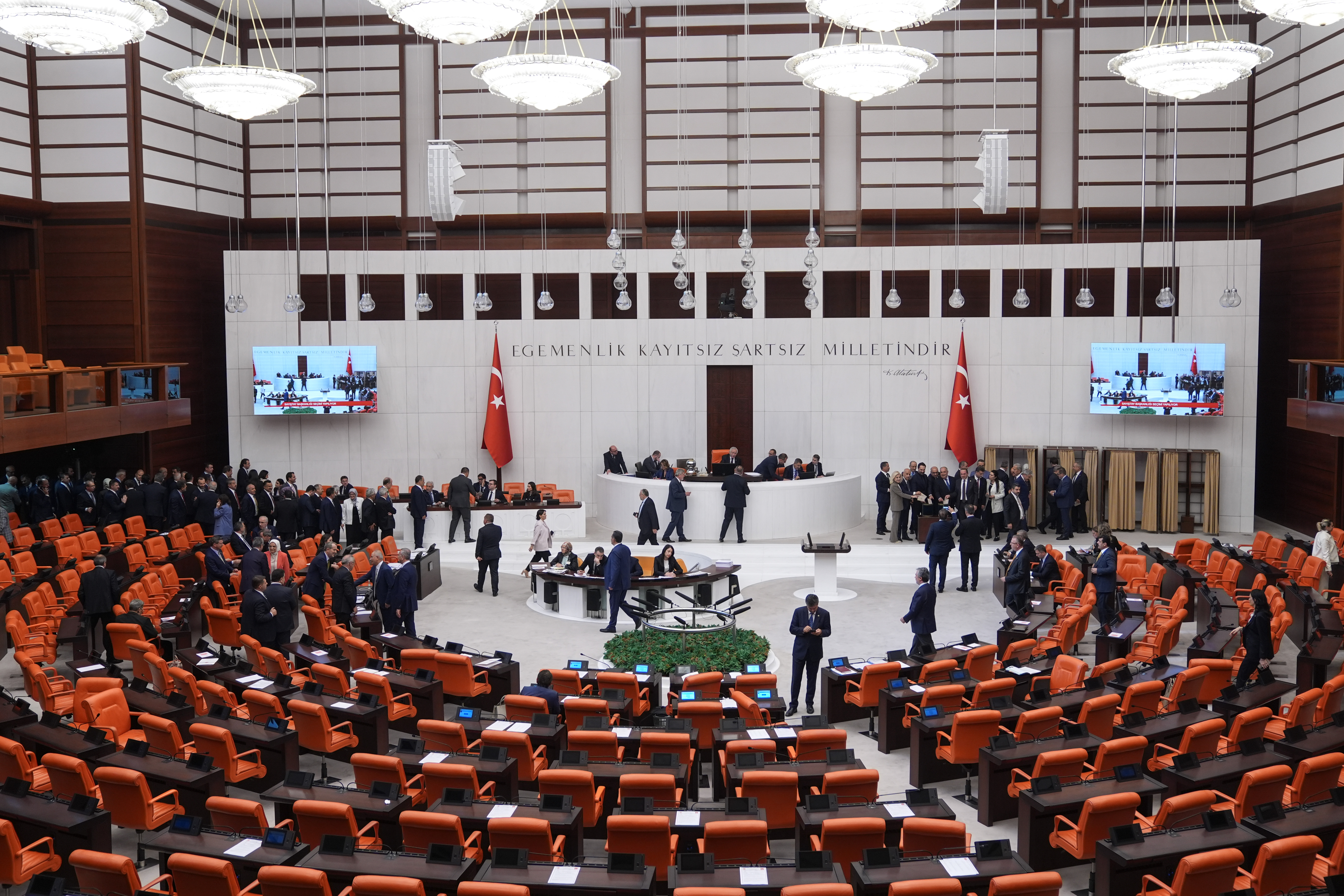 Türkiye Büyük Millet Meclisi'ndeki (TBMM) sandalye dağılımı, iki milletvekilinin AK Parti'ye katılması
