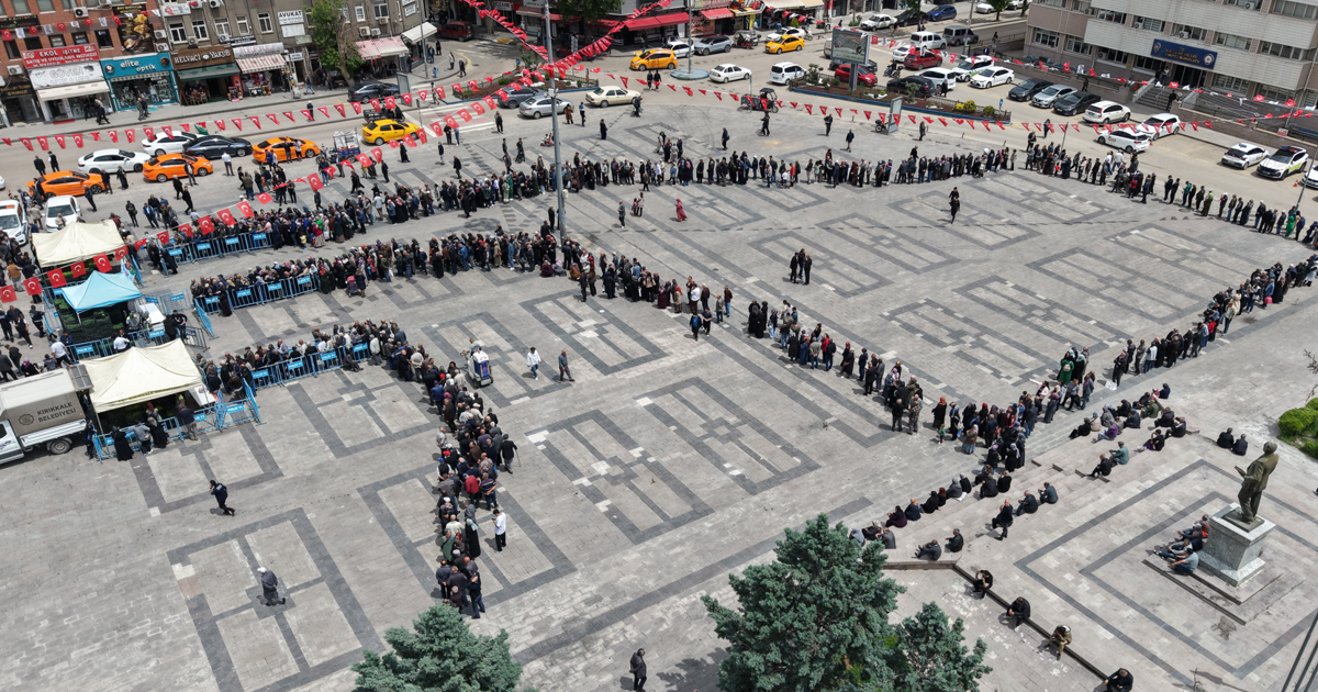 Ücretsiz olduğunu duyan koştu, saatler öncesinden sıraya girdiler