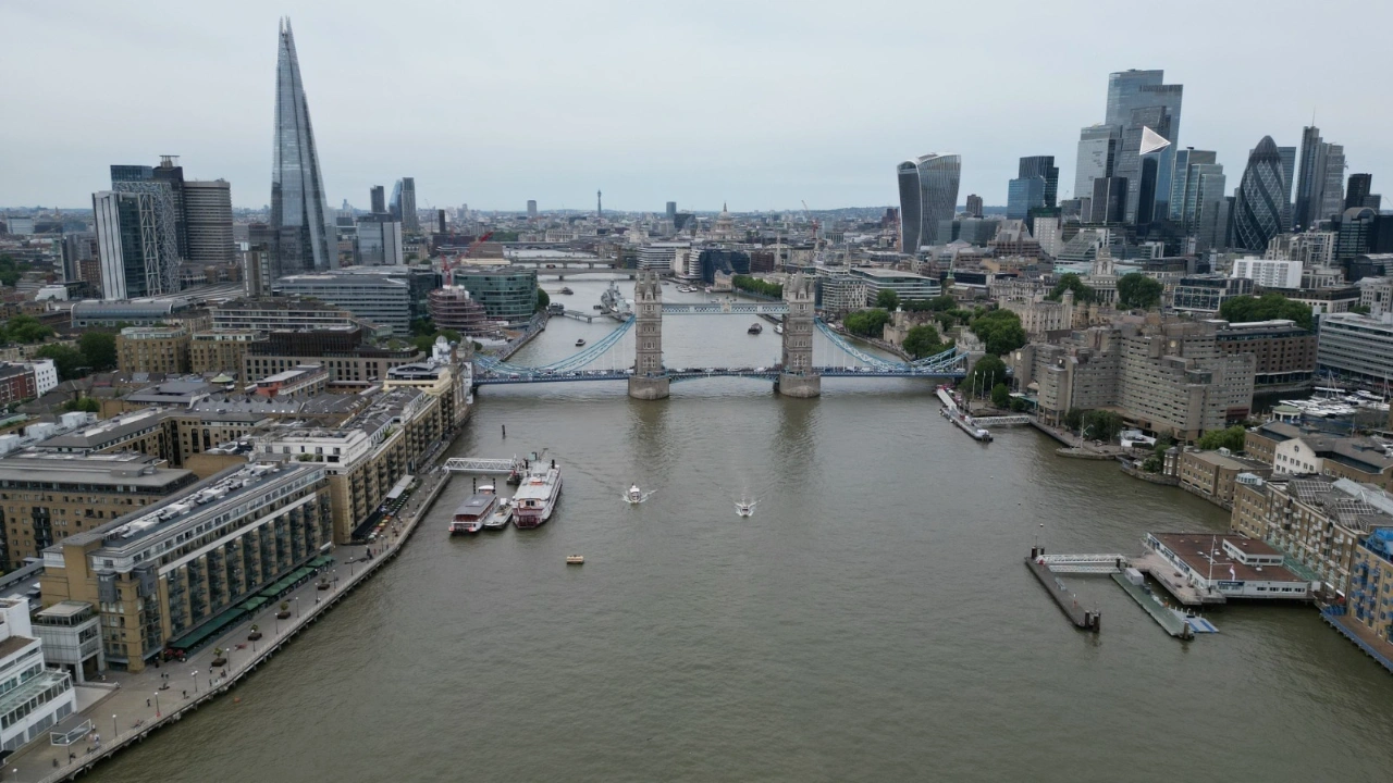 Ünlü Thames Nehri'nin rengi değişti