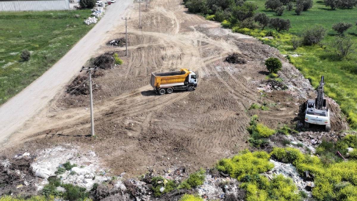 Vatandaş bildirdi, kaçak moloz dökülen alan temizlendi