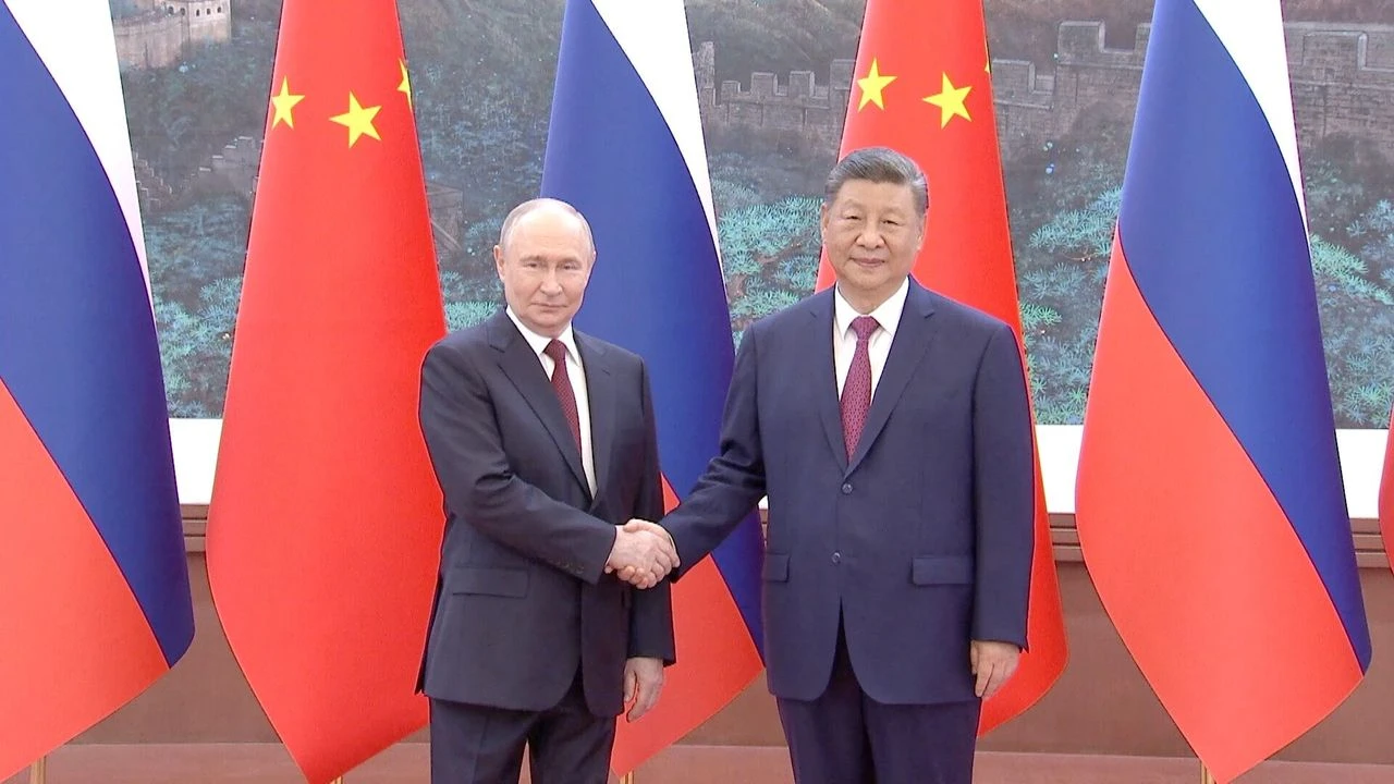Xi Jinping ile Putin Beijing'de bir araya geldi