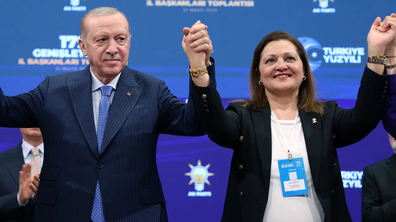 Yandaş gazeteye konuştu, Kılıçdaroğlu'nu övdü... Çiçeği burnunda AKP'li Burcu Köksal 'mutlak butlana saygı' istedi!
