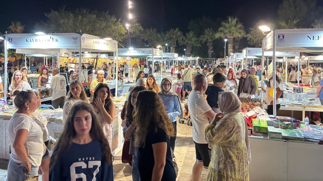 YAYDER tarafından Turgutreis Meydanı'nda düzenlenen Kitap ve Edebiyat Fuarı