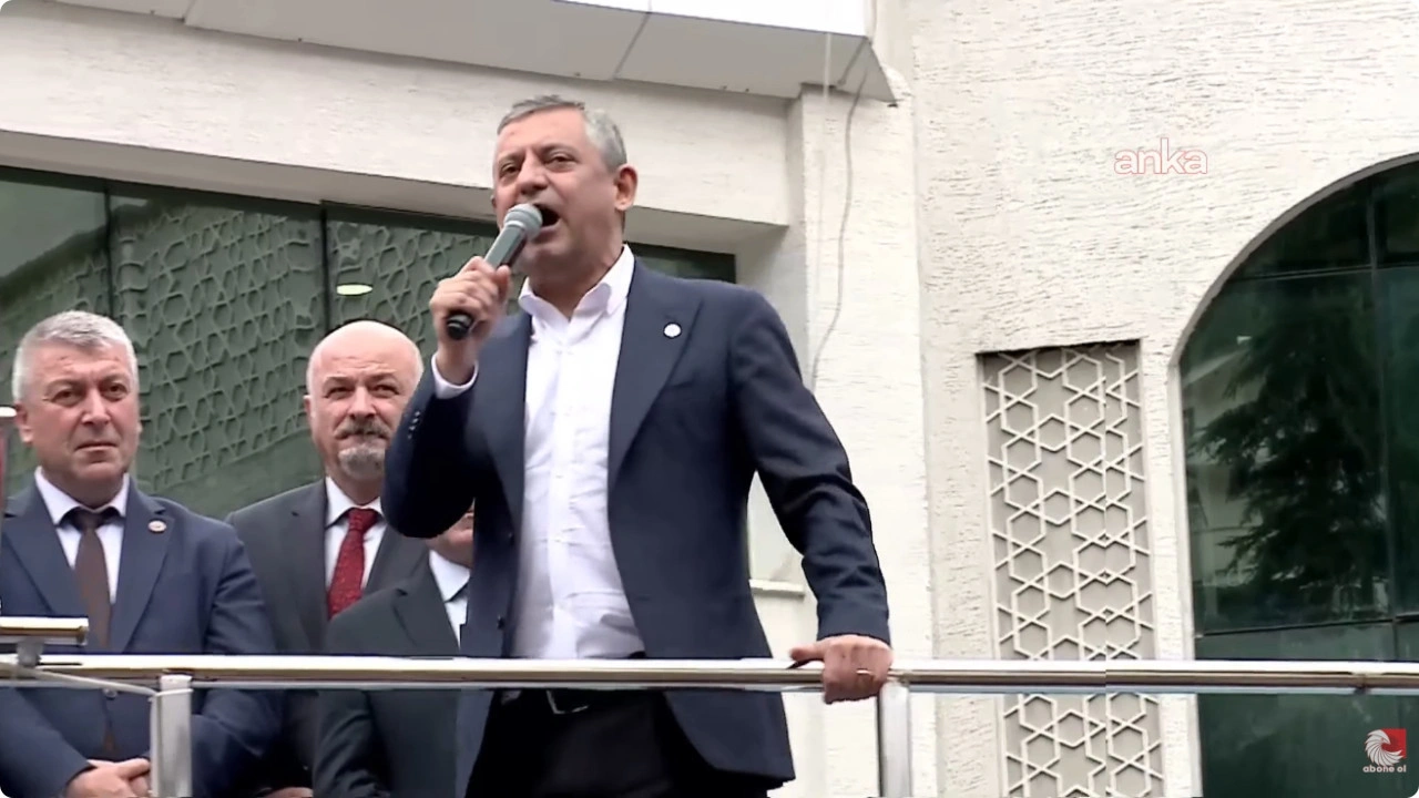 YENİ Parti Lideri Özgür Özel: sabahki esnaf ziyaretinin ardından Artvin Milli İrade Meydanı'nda miting düzenledi
