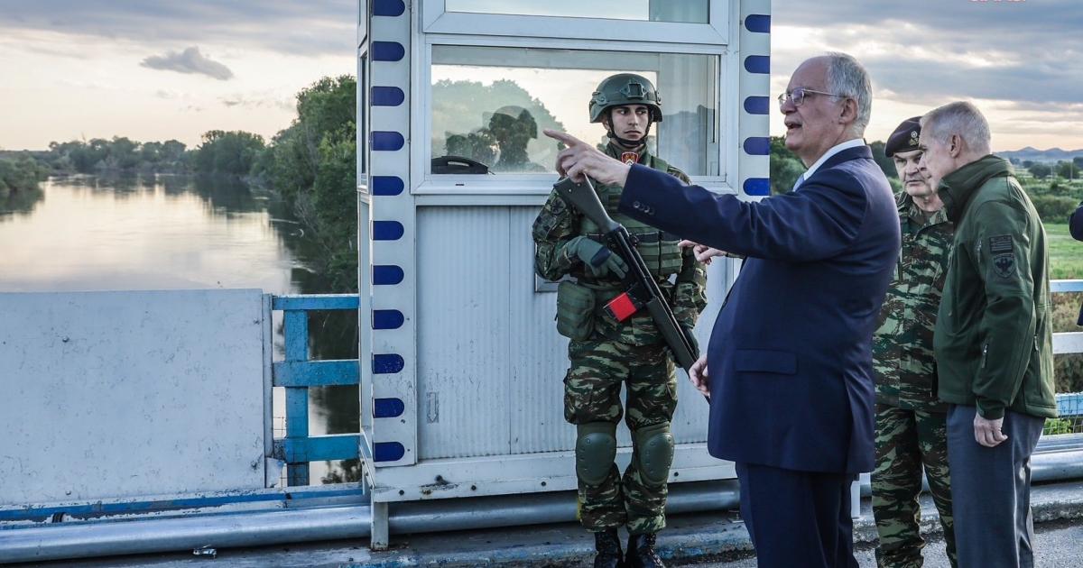 Yunanistan Cumhurbaşkanı Tasulas, Türkiye sınırına yürüdü
